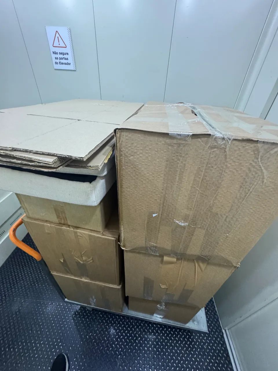FRETES E MUDANÇAS - CAMINHÃO HR ? | RÁPIDO, SEGURO E PREÇO JUSTO  - Foto 3