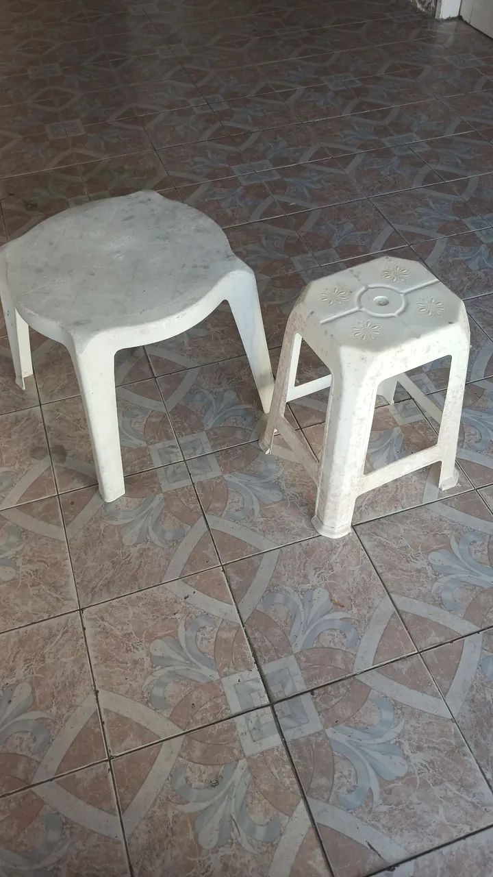 Branquinho + mesinha de plástico (Desapego)