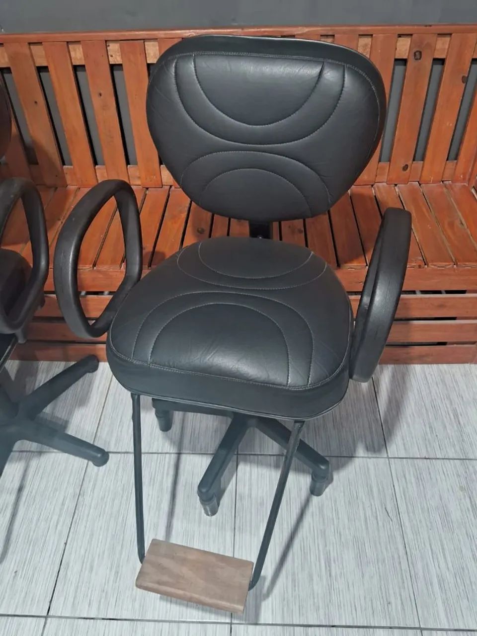 Vende-se duas cadeiras para barbearia ou salão  - Foto 4