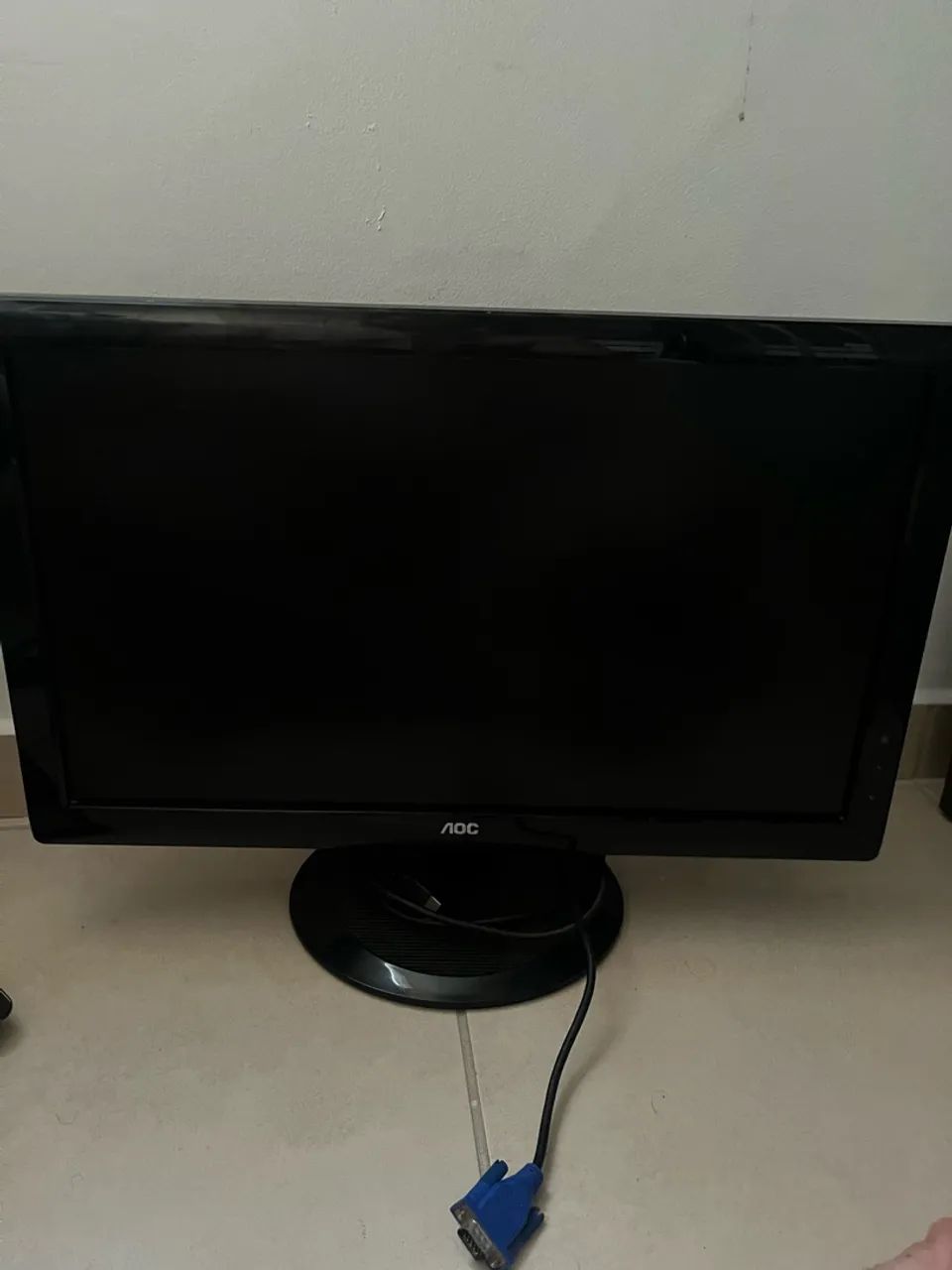 Monitor AOC com tela danificada acompanha cabo