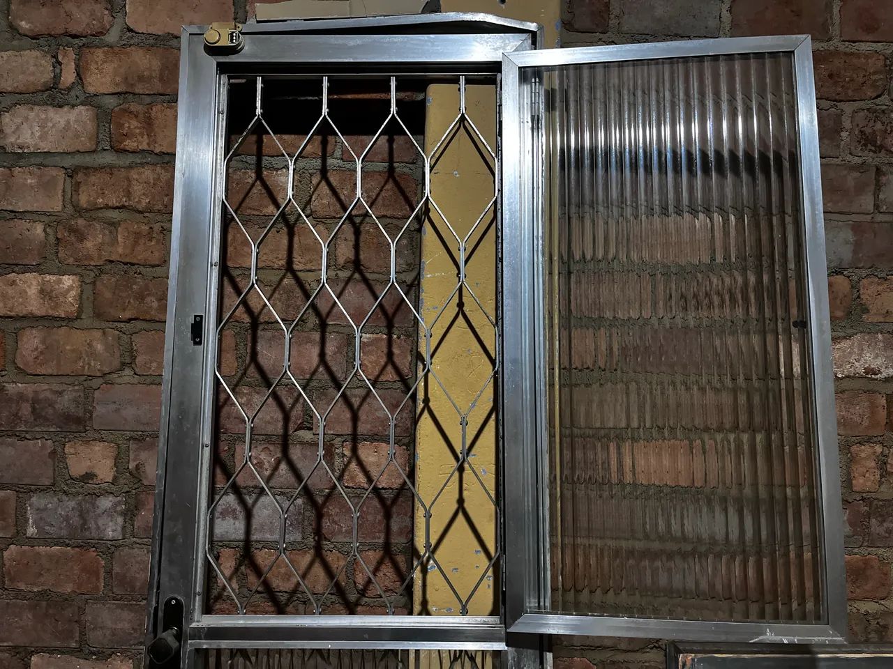 Porta de alumínio com grade e vidro - Foto 2