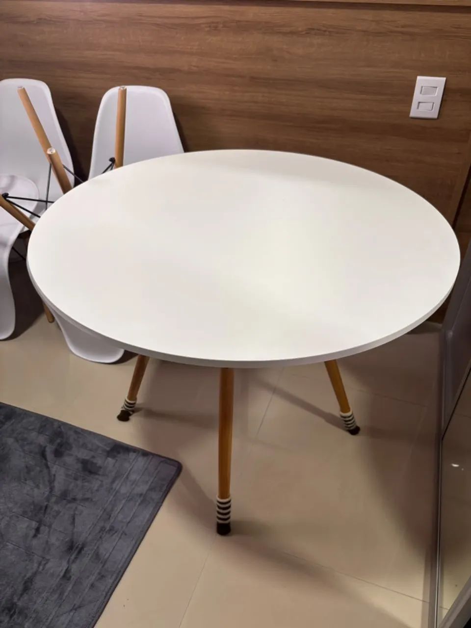 Mesa de Jantar Redonda Eames Eiffel 90cm Branco + 4 Cadeiras Eames Eiffel