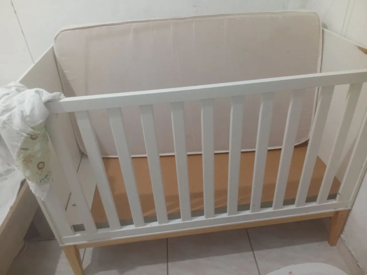 Berço e colchão usados, em bom estado, transforma-se em cama.  