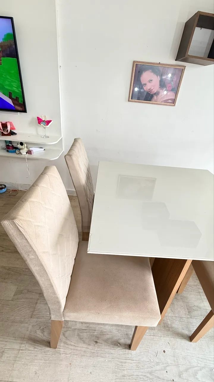 Mesa com tampa de vidro e 4 cadeiras acolchoadas  - Foto 4