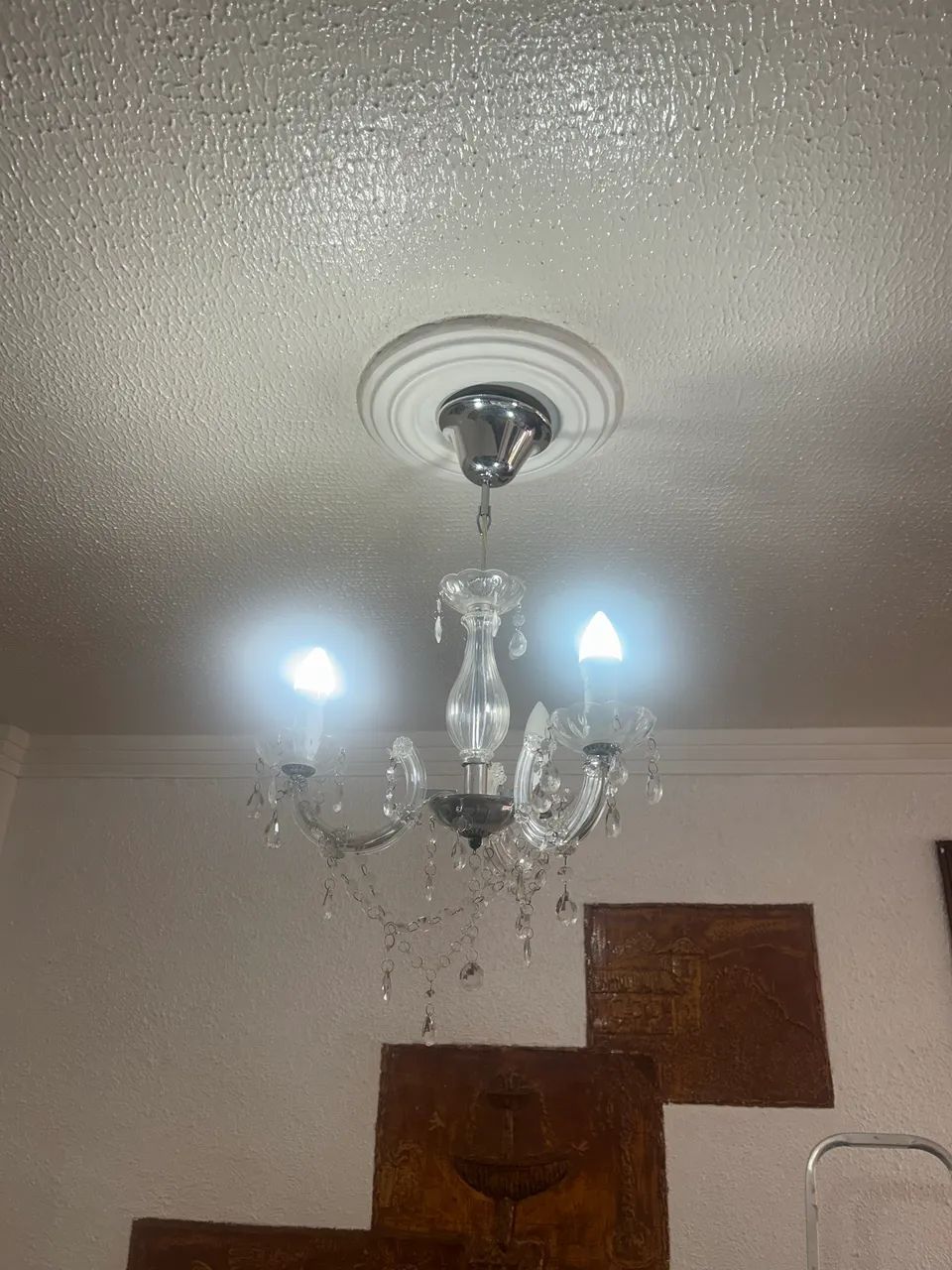 Lustre acrílico com lâmpada de pingo - Foto 3