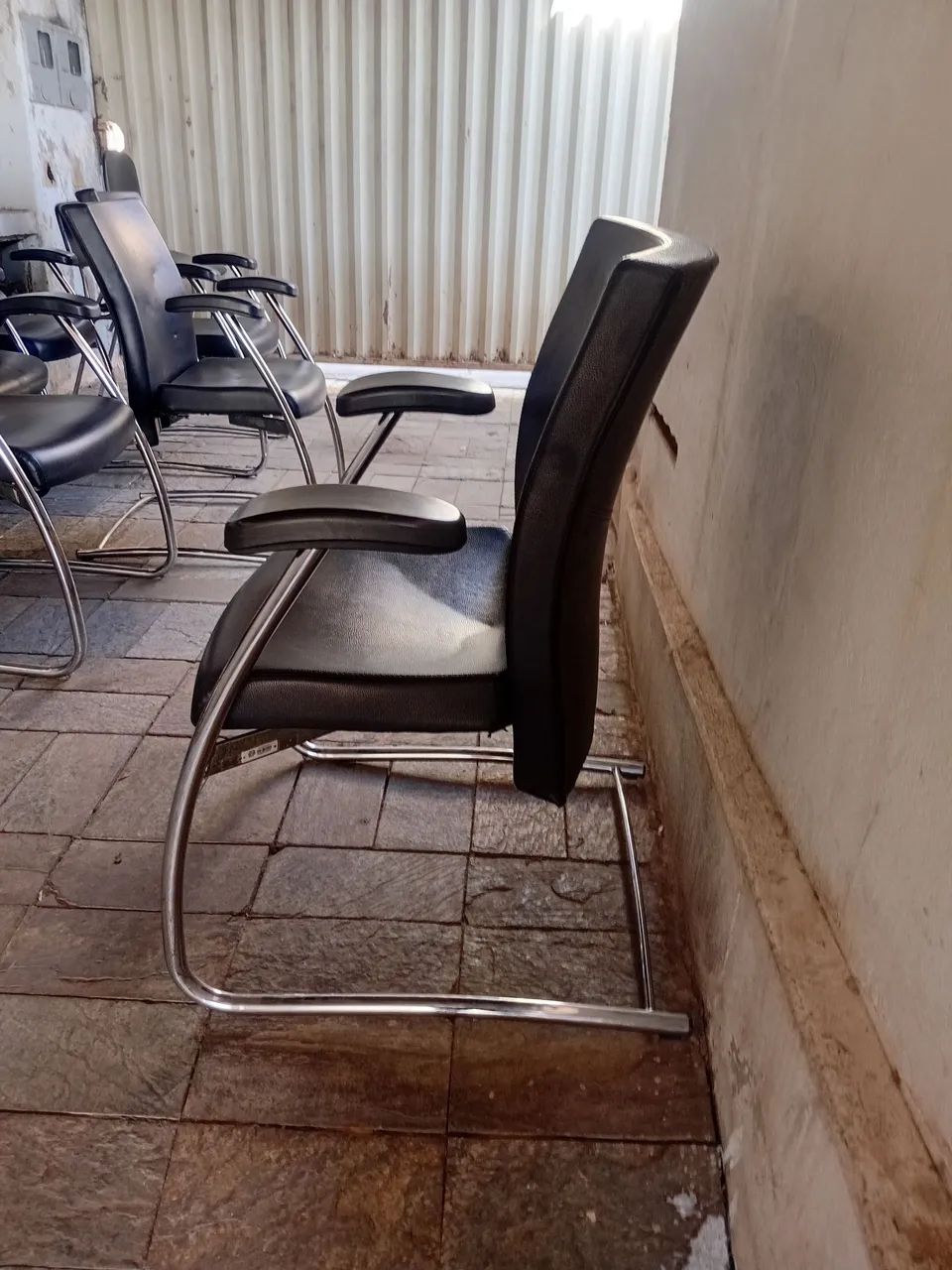Poltronas estofadas em couro - Foto 5