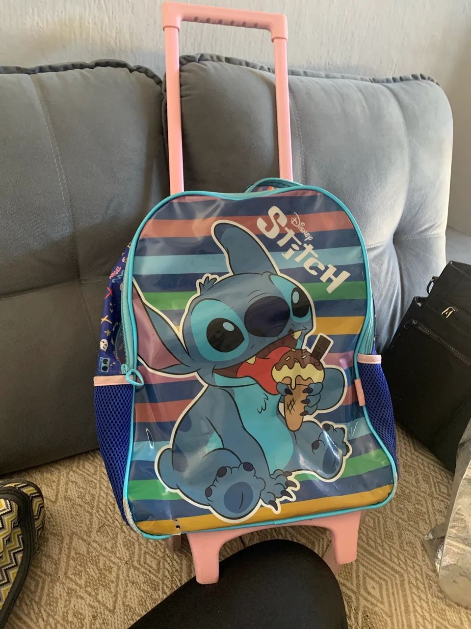 Mochila Escolar Stitch com Rodinhas - Usada | Ótimo Preço