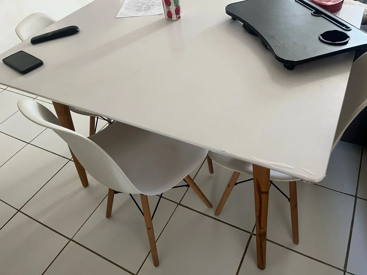 Mesa com 4 cadeiras 