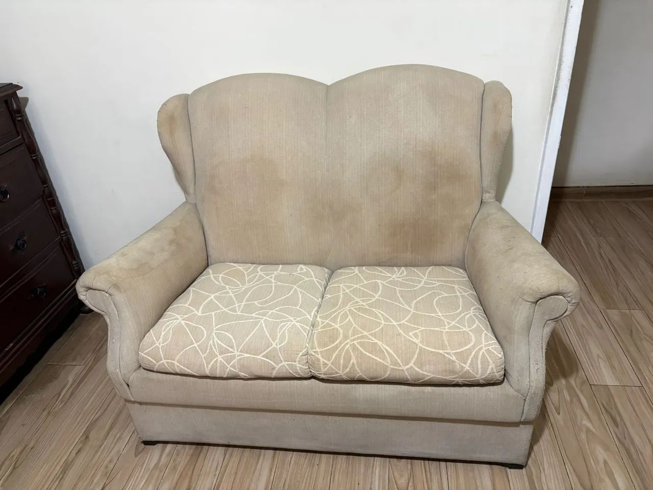 Sofá de Encostos Altos com Almofadas Estampadas 