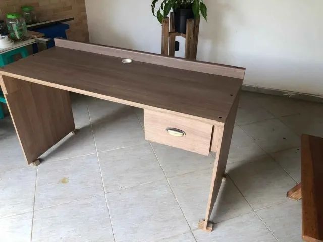 Vendo uma Escrivaninha nova com gaveta (MDF) com rodinhas - Foto 2