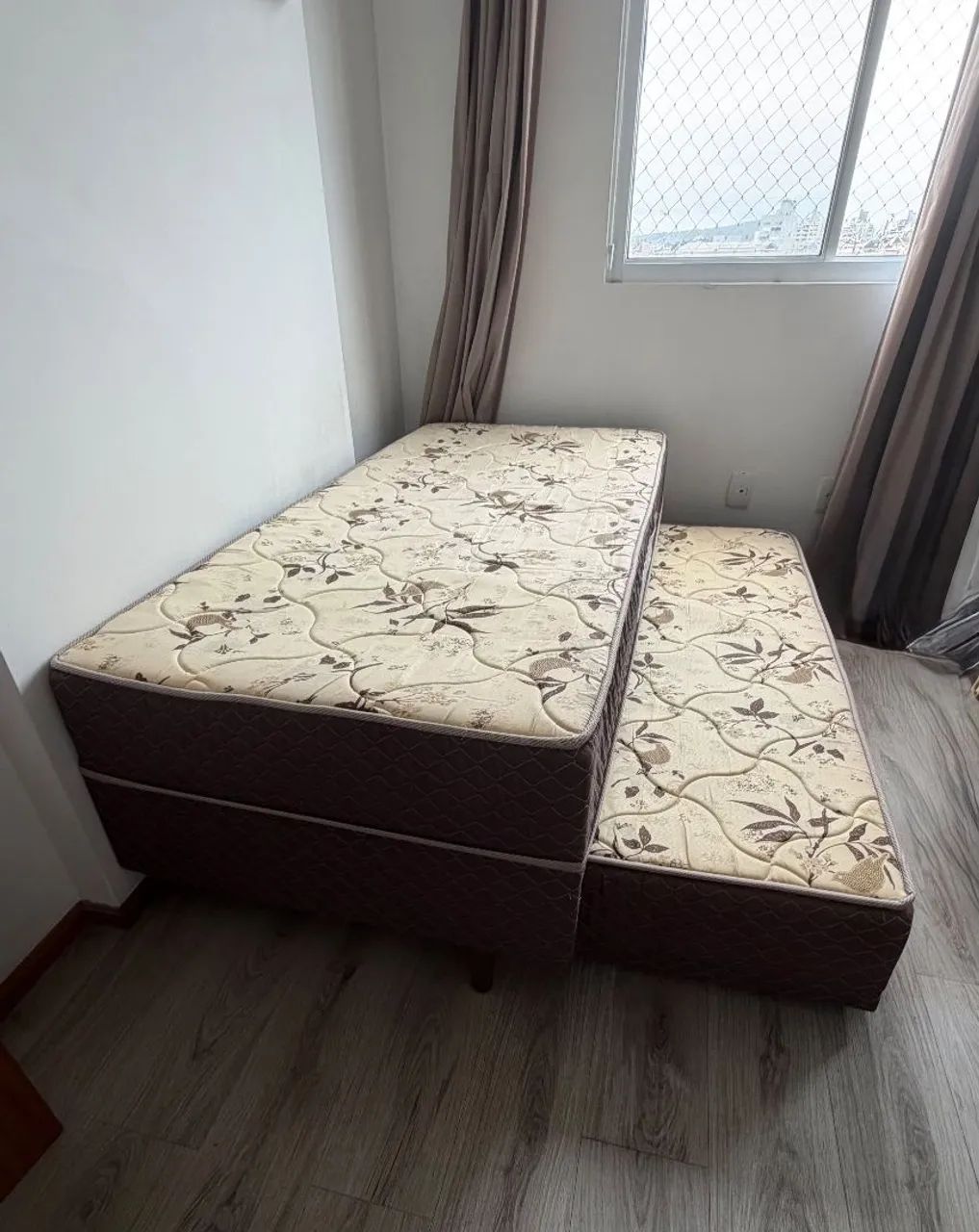 Cama solteiro em bom estado.