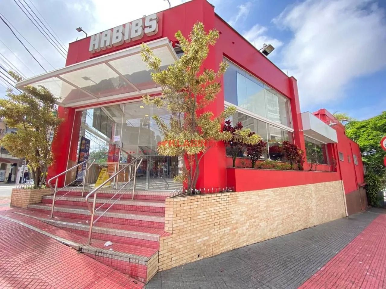Loja/Ponto Comercial de Esquina com 514m² de Área Construída e 438m² de Terreno em Localiz