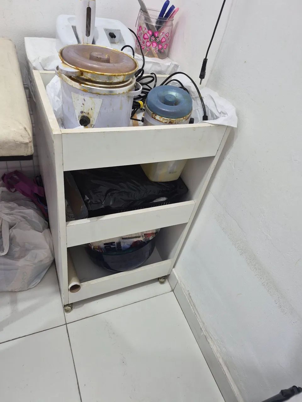 Maca usada, carrinho auxiliar e escadinha