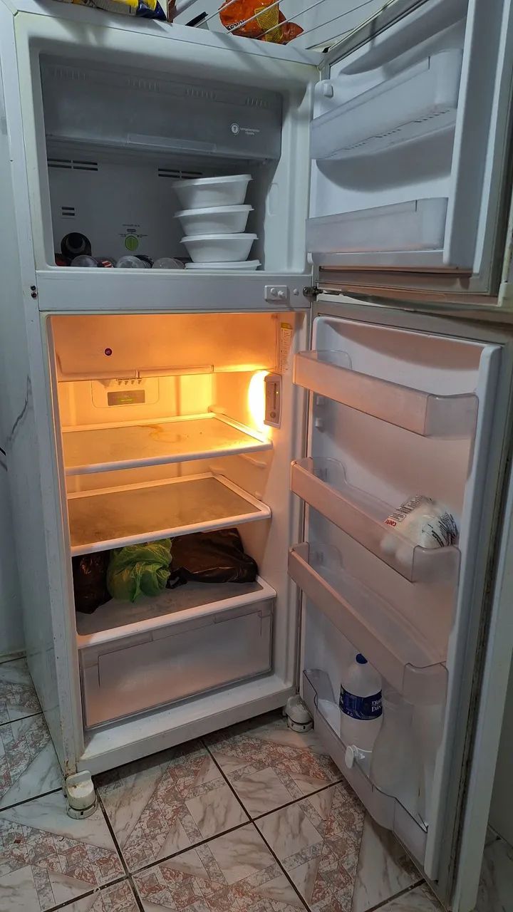 Vendo geladeira fogão rack e sofa - Foto 4