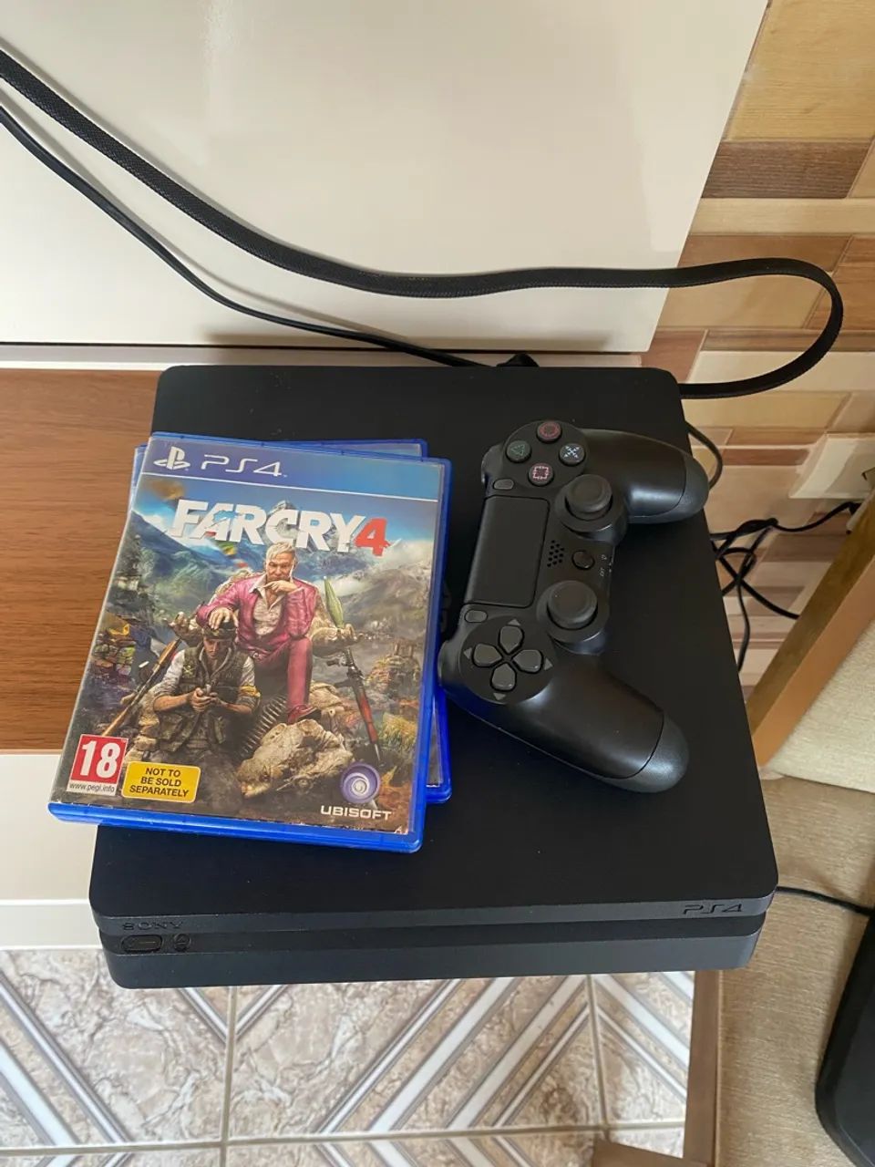 PS4 Slim 
