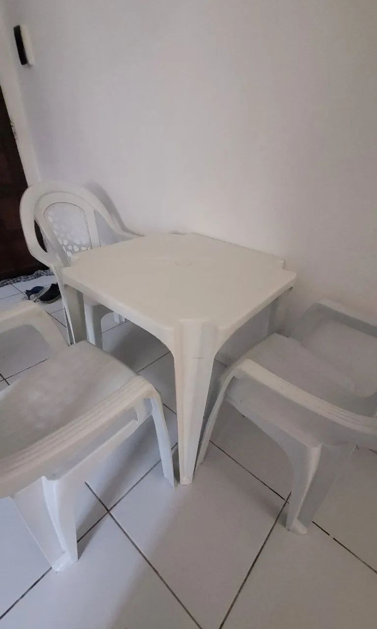 Conjunto de mesa com 3 cadeiras de plástico (tipo poltrona) - Foto 3