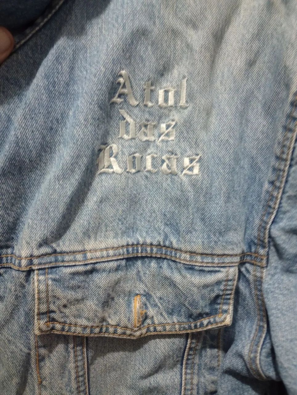 Jaqueta jeans com fundo lã de carneiro, praticamente nova - Foto 4