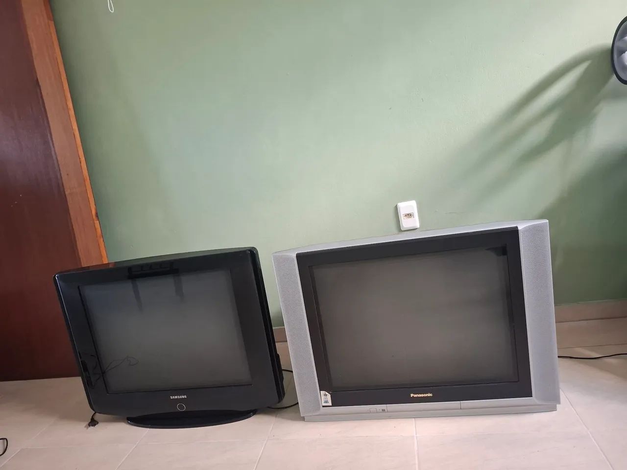 Duas TVs 29 pol antigas