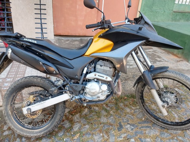 VENDO OU TROCO XRE.