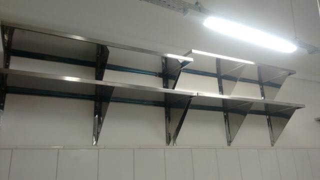 Prateleira industrial em açõ inox escovado com mão francesa sob medida - Foto 2