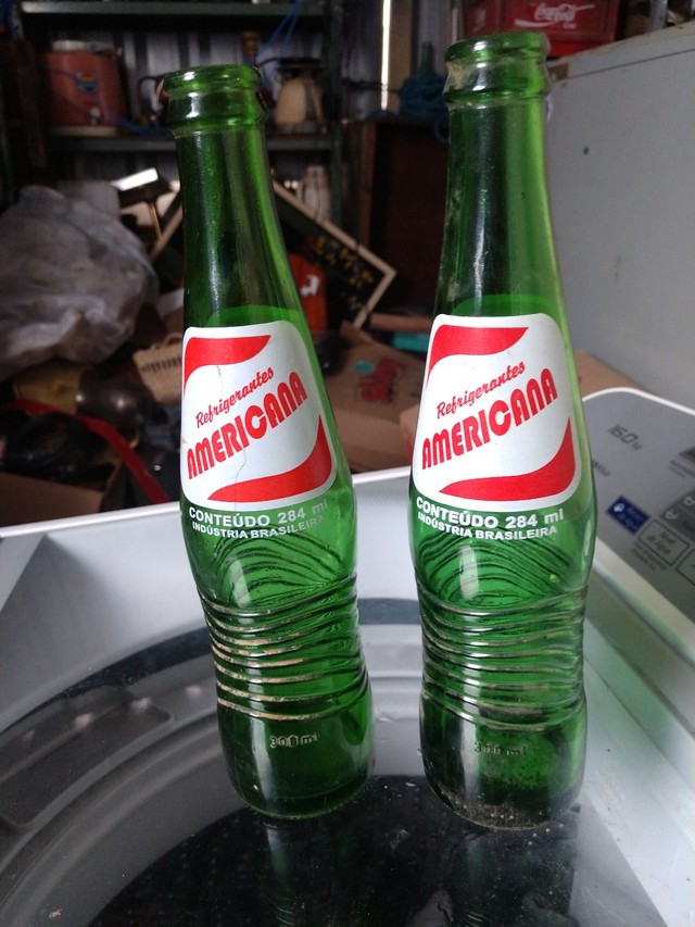 Duas garrafas antigas refrigerante 