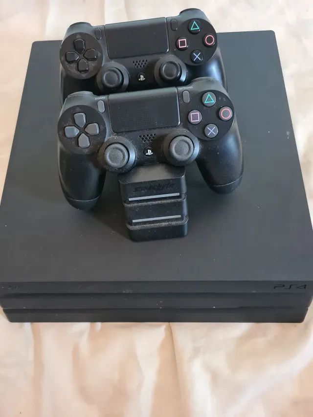 PS4 Pro - 1TB - 1 Base carregador - 2 controles - 20 jogos