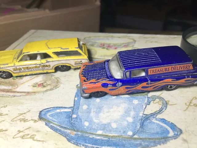 Dois hot wheels Chevy 69