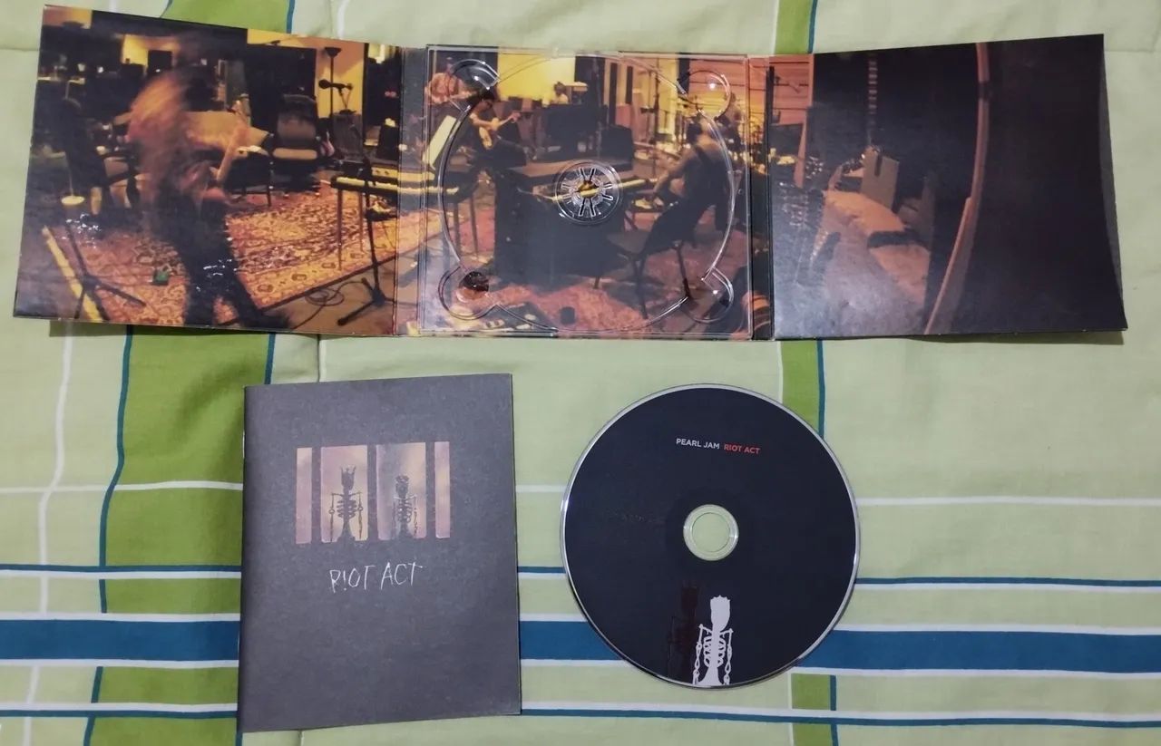 CD Pearl Jam - Riot act perfeito estado digipac completo sem riscoz - Foto 2