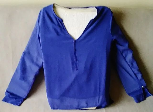 Blusa feminina de seda, semi nova, cor azul, transparente. Sem marca.