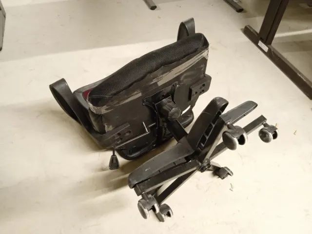 Cadeira de escritório giratória c/ braços e rodas em Plástico / Tecido Vermelho - Foto 4