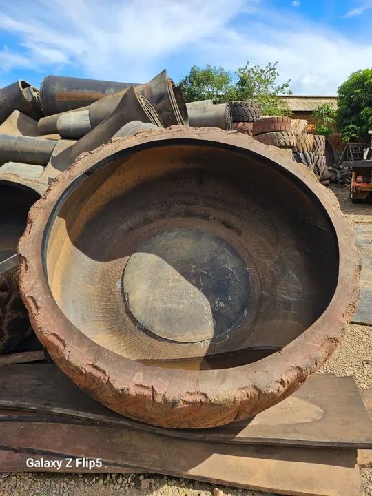 Bebedouro de pneu com capacidade até 3000litrps de água.