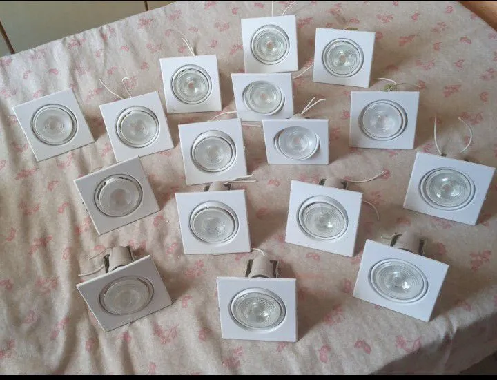 Lâmpadas de croica led com suportes.