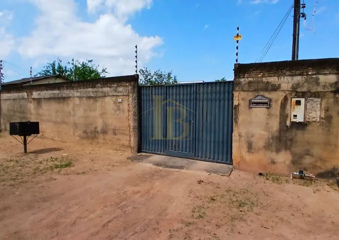 Vende uma Casa de fundos no Bairro Mecejana