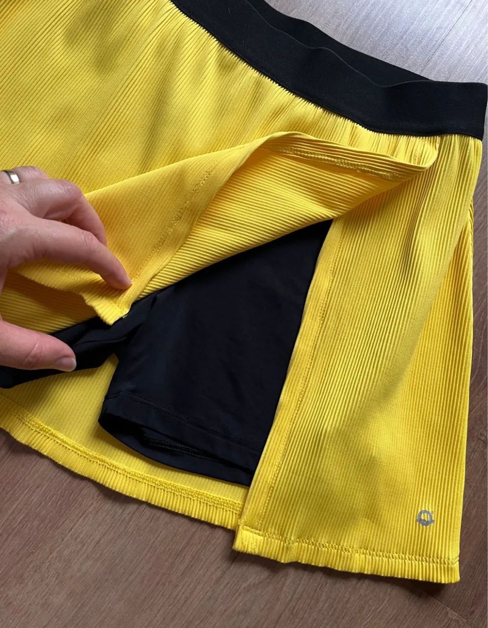 Saia short fitness Líquido amarelo e preto - P - Foto 4