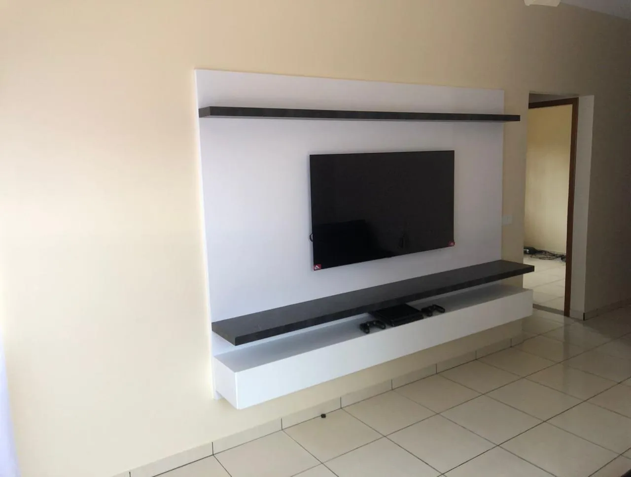 Painel para TV com prateleiras e rack suspenso