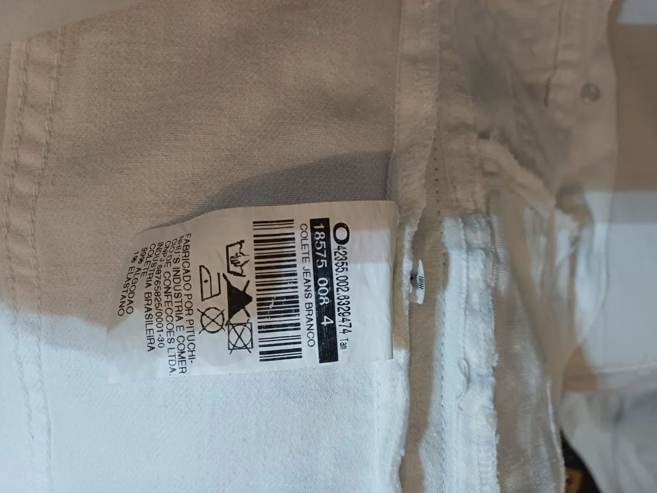Colete jeans branco Pituchinhu's,  com detalhes em pérolas,  tam.4. - Foto 4