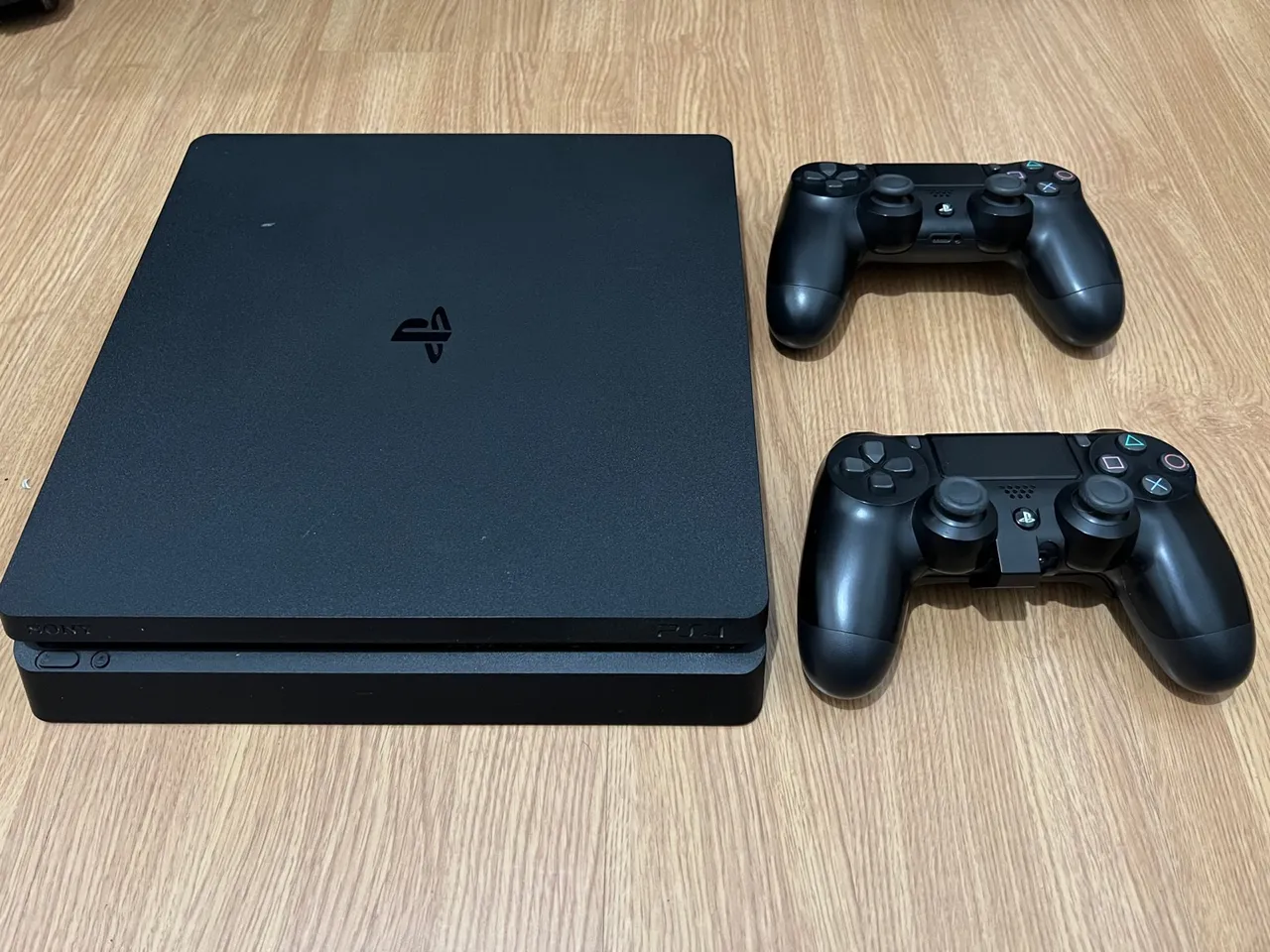 Playstation 4 Slim + 2 Controles (1 com Paddle) + 3 Jogos