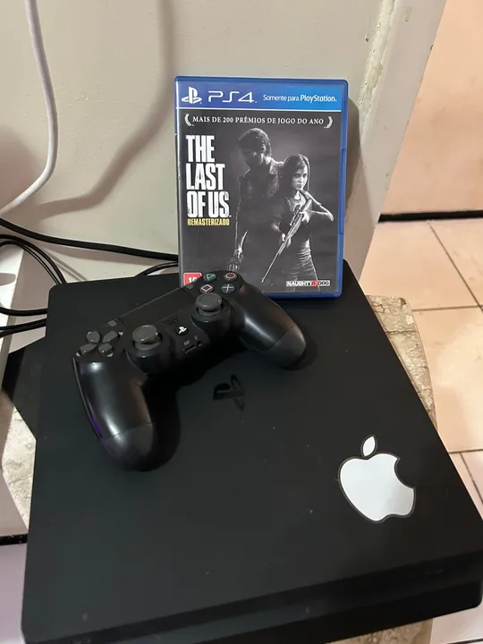 Ps4 slim de 1T, com controle original + jogo