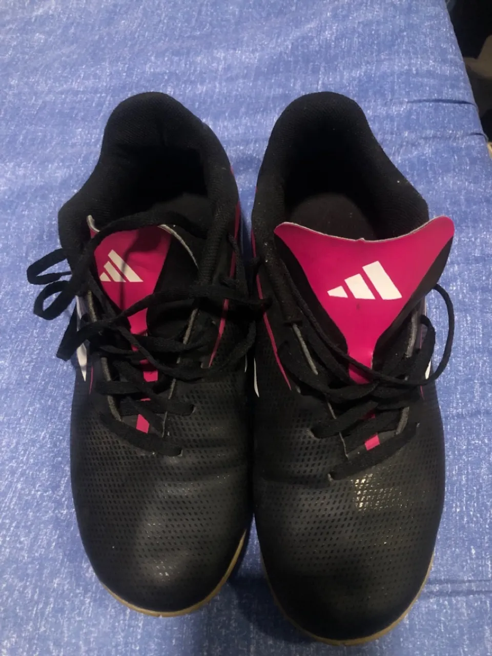 Chuteiras Adidas - Preto com detalhes rosa