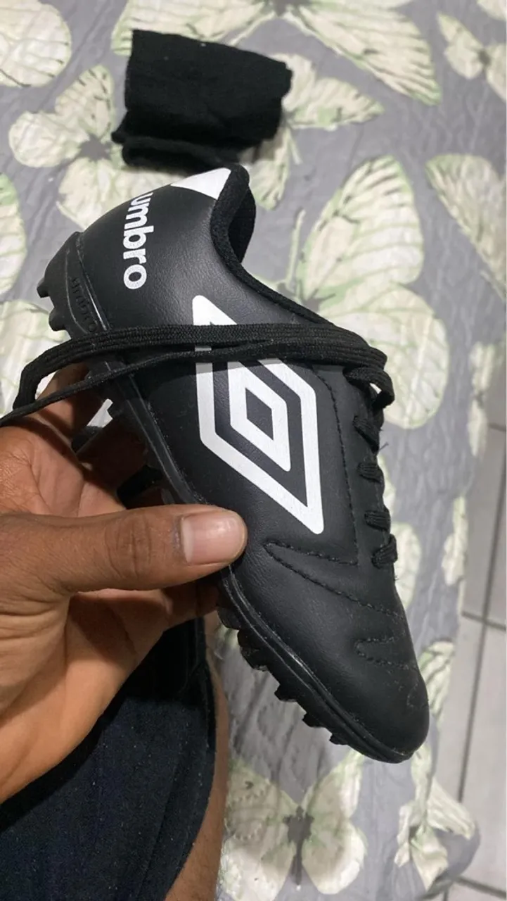 Chuteira Umbro Preta