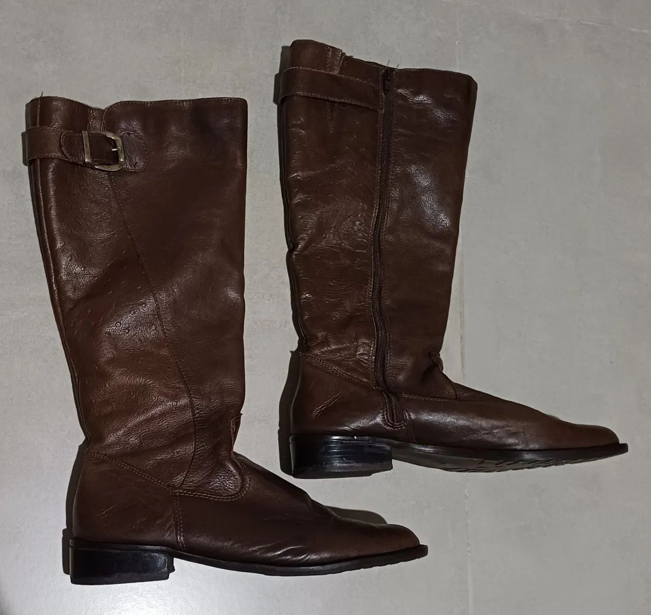 Bota de couro cano longo.