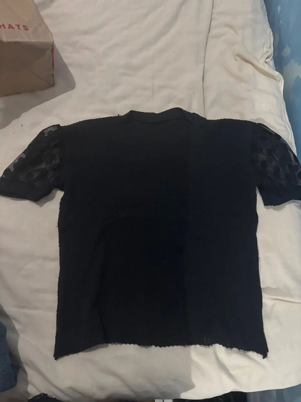 Blusa preta com mangas de renda - Foto 2