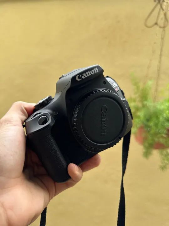 Câmera Canon EOS Rebel T7 + Lente original + Lente Yongnuo 35mm com acessórios originais.