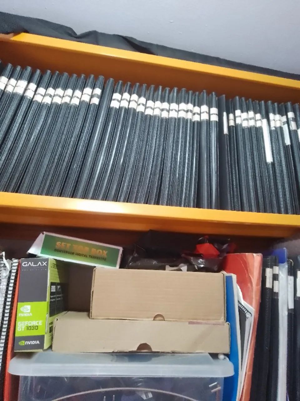modulos de aço na parede, com 300 pasta catalogo com partituras de piano; - Foto 3