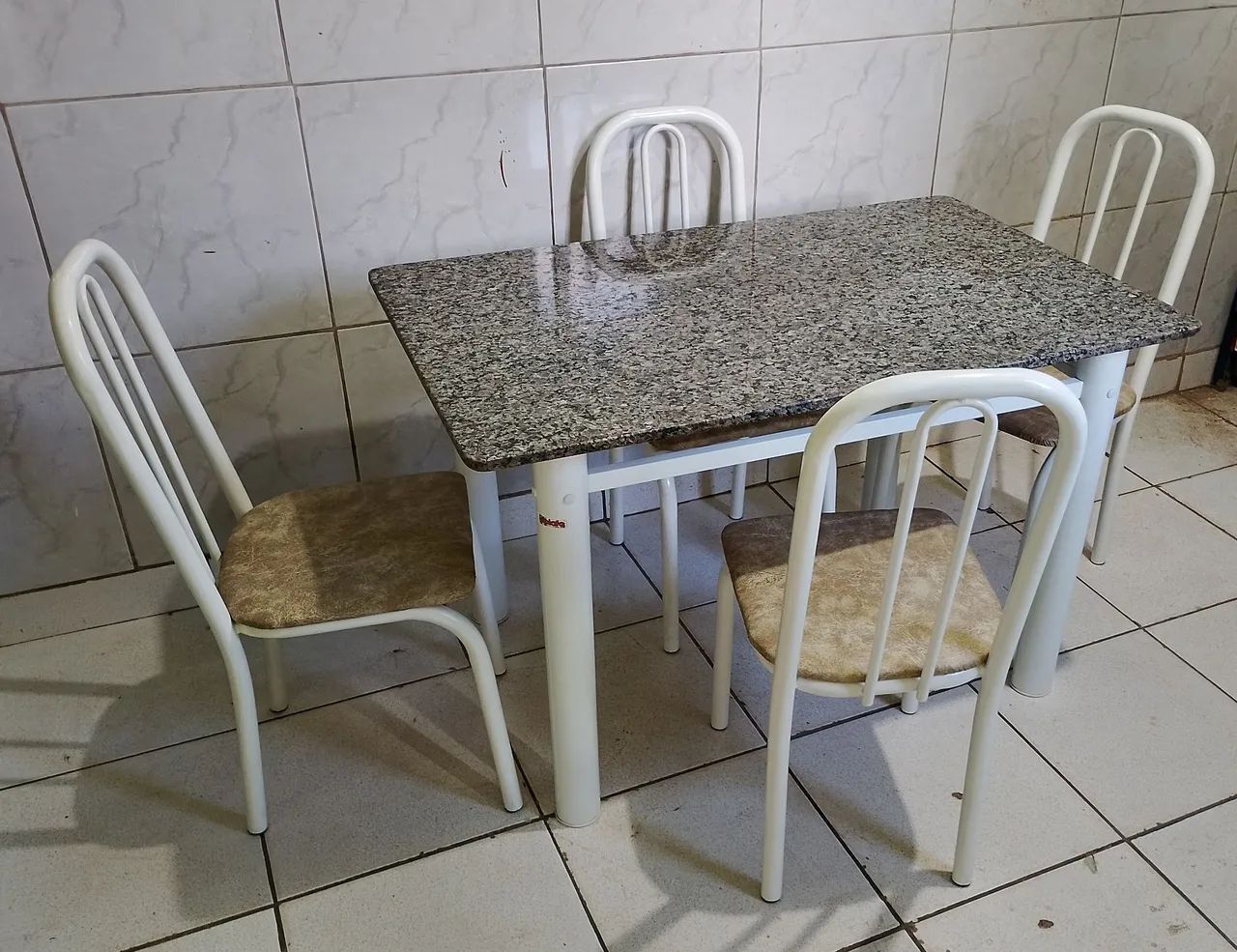 MESA DE GRANITO COM 4 CADEIRAS 64596065495682123