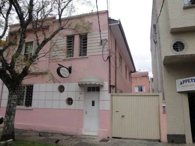 Alugo apartamento de um quarto mobiliado no Centro.