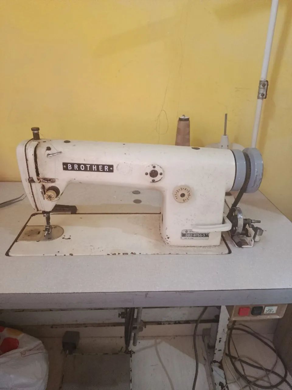 Máquina de costura reta industrial.