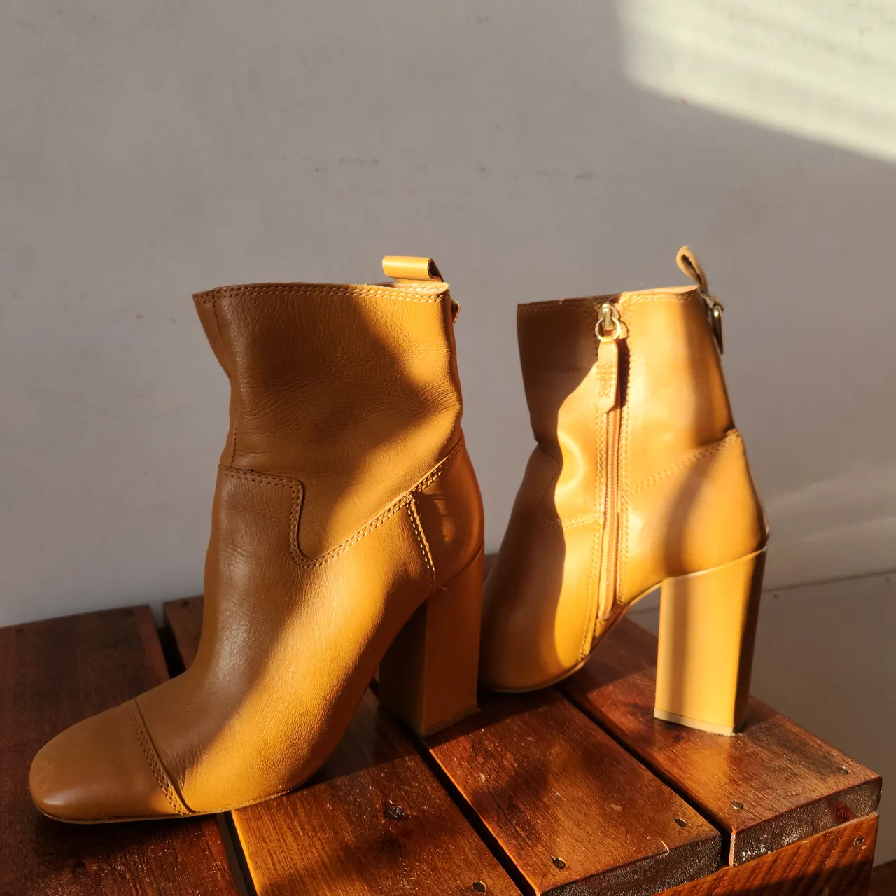 Bota schutz de couro novíssima, 35