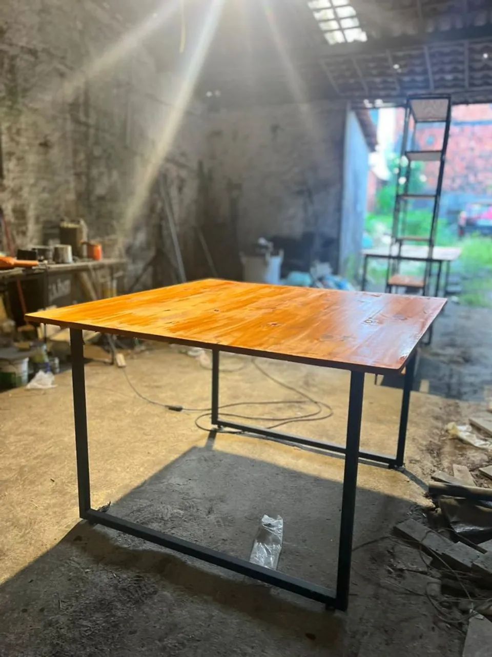 Mesa de escritório industrial com tampo de madeira - Foto 2