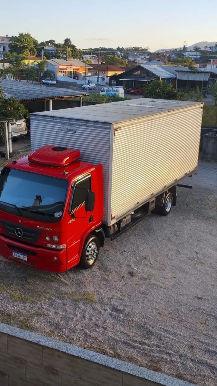 Fretes transportes e mudanças caminhão baú 6 metros valor apartir de 200 reias 